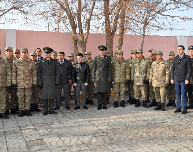 “Cahan Holding” KŞİ tərəfindən əsgərlərə bayram sovqatı təqdim olunub.
