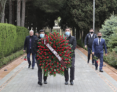 “Cahan Holdinq” KŞİ-nin kollektivi Fəxri Xiyabanda Heydər Əliyevin məzarını ziyarət ediblər.
