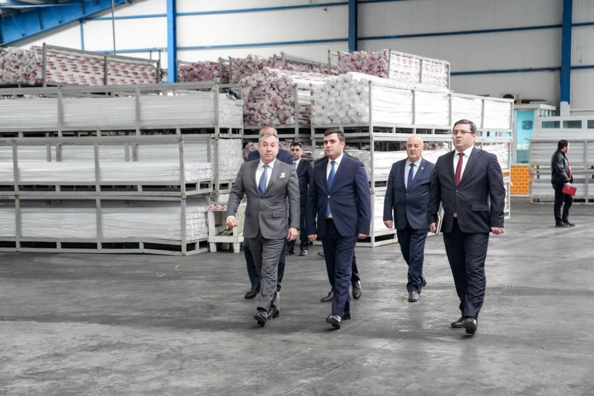 Naxçıvanda Ceyhun Cəlilov “Cahan Sənaye Kompleksi”nin fəaliyyəti və inkişaf perspektivləri ilə tanış olub.